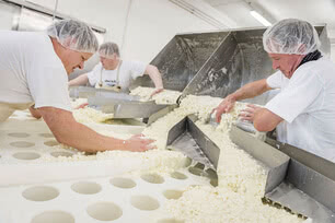 21 OEMA Kaeseherstellung.jpg