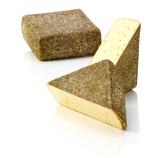 Auf dem Bild ist ein Stück Käse mit einer gewürzten Rinde zu sehen.