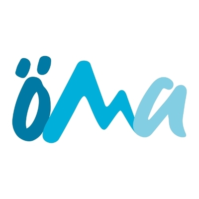 Auf dem Bild ist ein stilisierter Schriftzug zu sehen, der das Wort „öma“ darstellt.