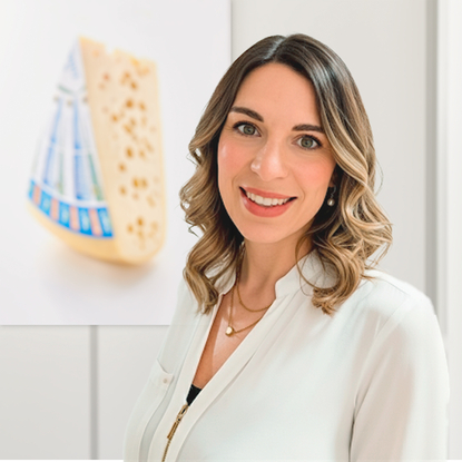 Auf dem Bild ist eine lächelnde Person zu sehen, neben einem Bild von Käse.