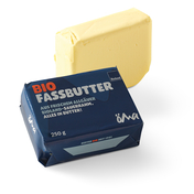 Auf dem Bild ist ein Paket Bio-Fassbutter und ein Stück Butter zu sehen.